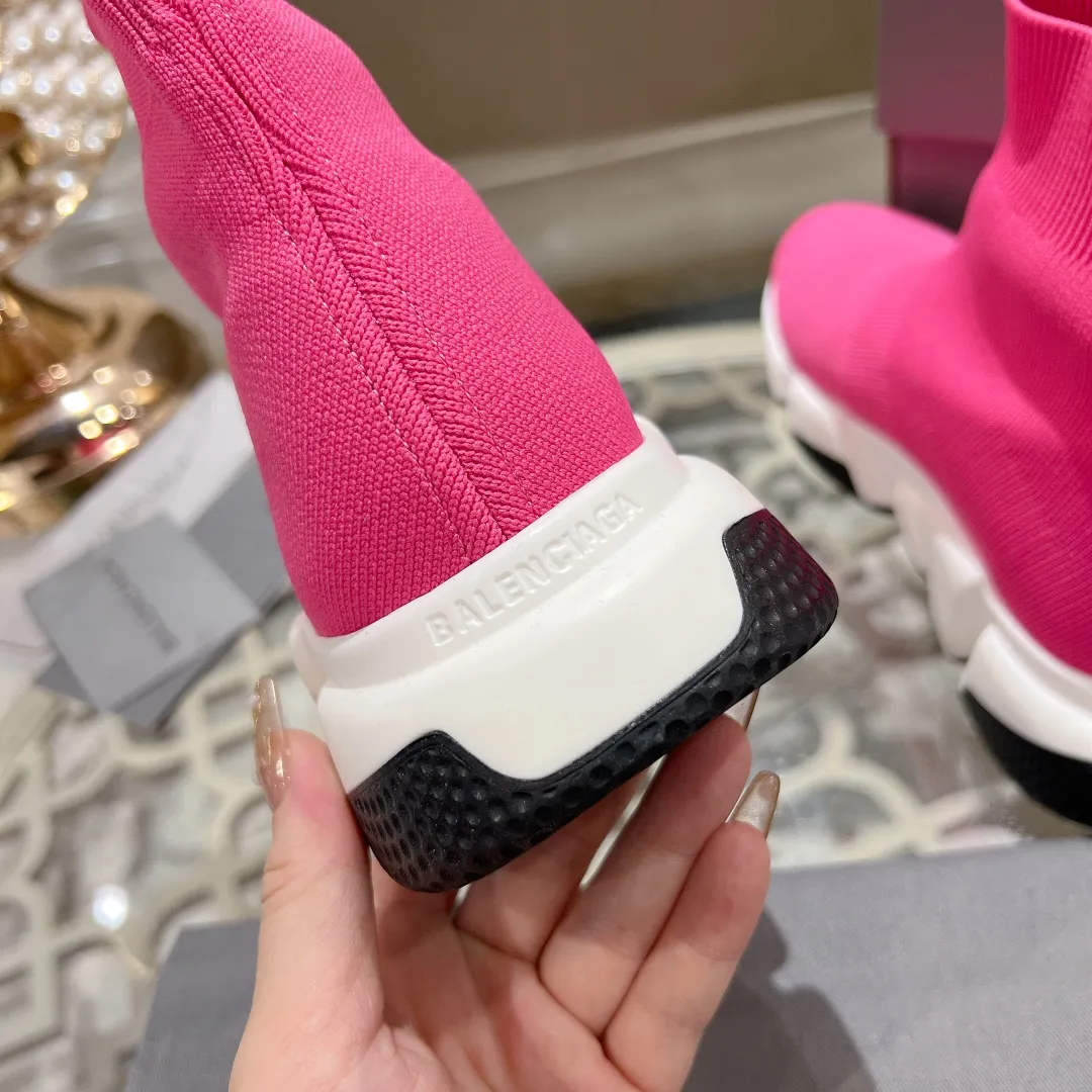👟👟Ex-factory price 400👟👟 Balenciaga classic sock boots, originally produced by the factory, purchasing agent level. The latest original outsole mold, (TPU ten-vacuum outsole, the highest version on the market, please do not compare prices with TPR outsole, don’t bother if you don’t know the product) The black, white and red three-color vacuum sole shows high-end luxury. •Upper: elastic fly weave double-layer composite gold wire high-elastic knitted mesh cotton •Inner lining: imported double-sided velvet, which is comfortable and resilient to shape •Insole: original imported terry cloth, breathable but not fading •Sole: TPU ten-vacuum outsole (to eliminate pores) •Packaging: full set of packaging (certificate, invoice, cloth bag, handbag) •Size: 34-45 standard code (34, 45, 46.47 can be customized and are not returnable)